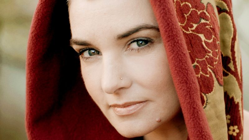 File:Sinead O'Connor background.jpg