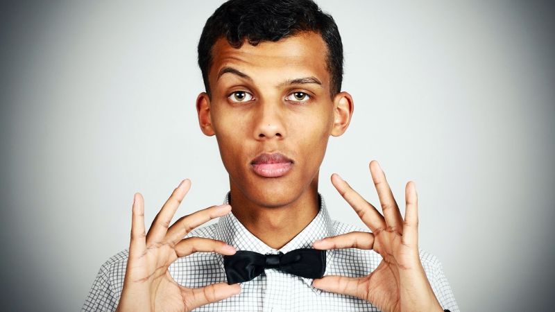 File:Stromae background.jpg