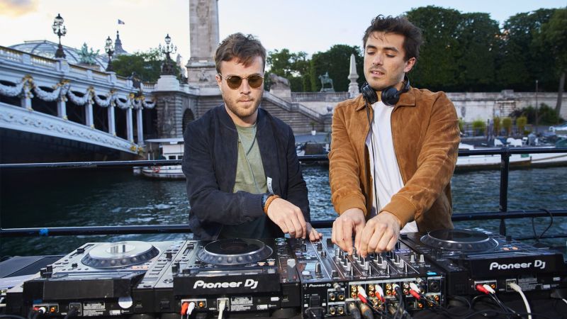 File:Bon Entendeur background.jpg