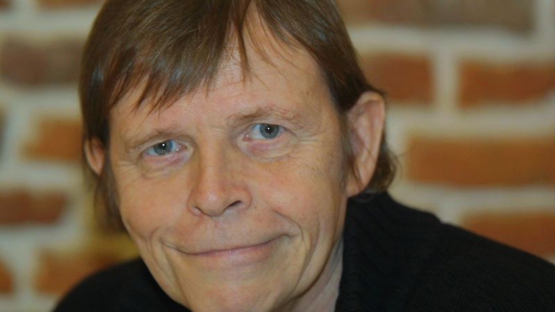 File:Pierre Bachelet background.jpg