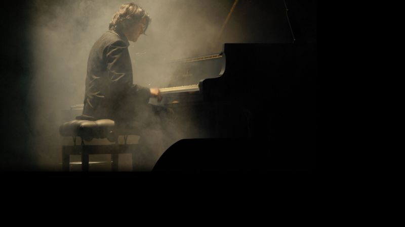 File:Maxence Cyrin background.jpg